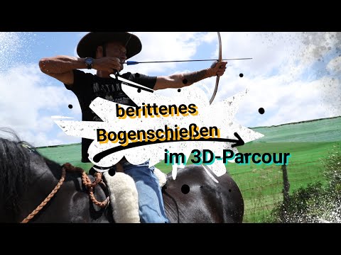 Berittenes Bogenschießen im 3D-Parcours