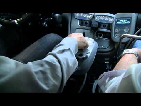 Autoescuela Irrintzi.Coche adaptado. Freno y acelerador con joystick. Minivolante para dirección.
