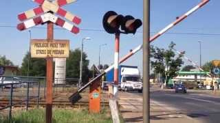 preview picture of video 'EN57 Kolei Mazowieckich przejeżdża przez przejazd kolejowy na ulicy Żegnańskiej  w Warszawie.'