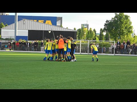 Tweede helft vv Hooglanderveen JO16-1 - vv DOVO JO16-1.