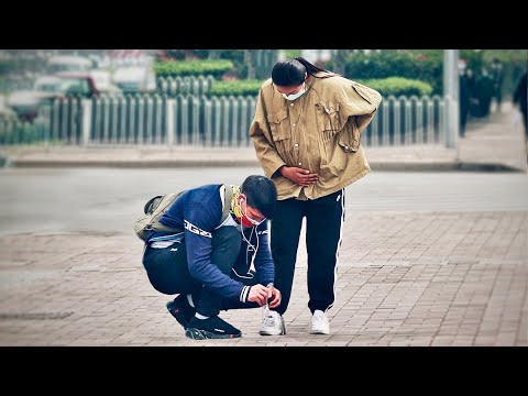 孕婦街頭系鞋帶時遇到困難，會有人幫助她嗎？