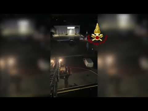 Prato, incendio nella notte in una ditta tessile