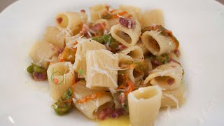 PASTA CON FIORI DI ZUCCA, PANCETTA CROCCANTE E PECORINO - Buono Facile Veloce