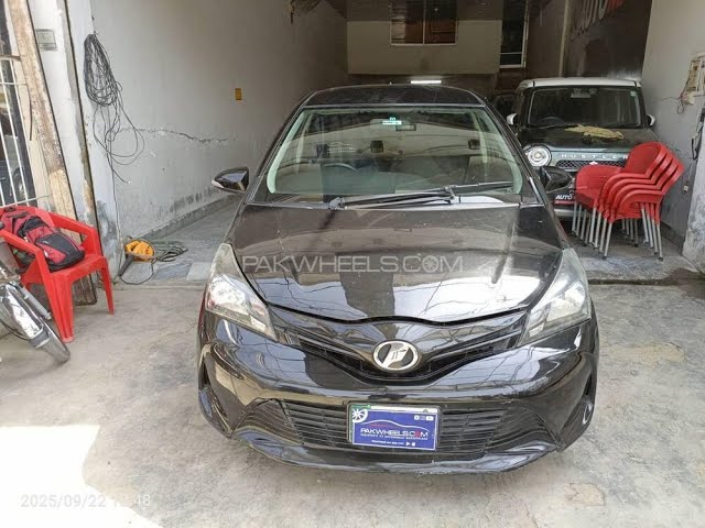 Toyota Vitz F 1.0 2015 Toyota Vitz F 1.0 2015 Video