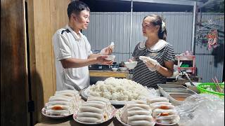 The two of them made steamed rice rolls and sticky rice together—her startup venture.