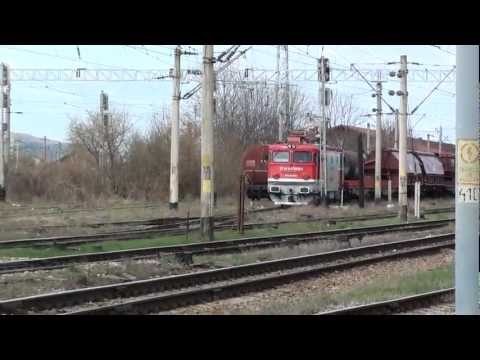 Tren de marfa pleaca din statia Suceava tras de locomotiva electrica 91-53-0-474-039-1