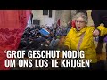 Klimaatactivisten ketenen zich aan fietsen in Stopera