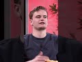 Viscaal: "Russell kijkt naar vlaggen langs de baan en stelt dan zijn rempunten af"