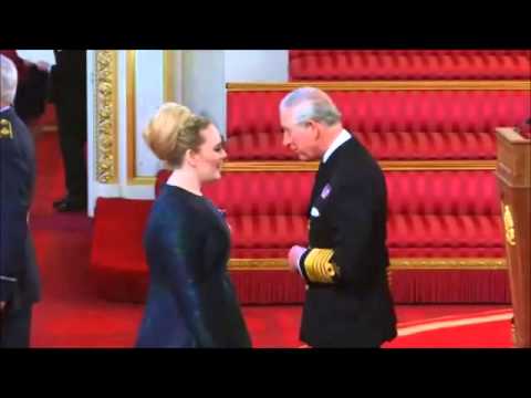 Adele Recebendo MBE do Príncipe Charles.