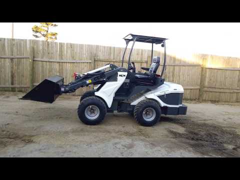 CL40 Compact Loader Walkaround 03