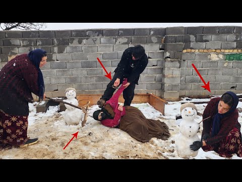 The husband wants to give the first wife's gold to the second wife as her divorce dowry.معجزه عسل.