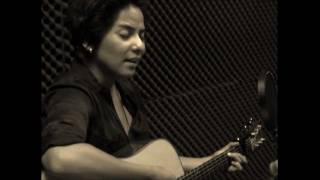 TREBLE  CLEF  LIVE  - Vicci  Martinez  -  "HOLD  ME  DARLING"