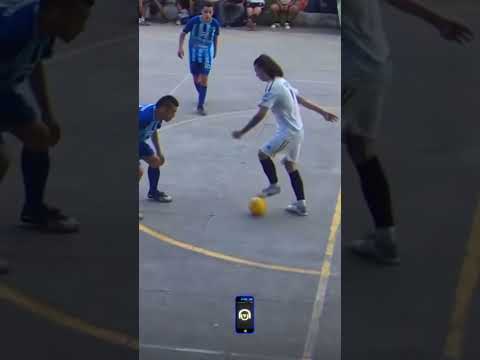 EL MECHUDO NO DEBE SABER JUGAR… EL MECHUDO. #shorts #futbol #medellin #futbolcallejero