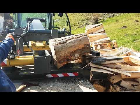 Holzspalter 25 Tonnen Schichtholzspalter am Kramer Radlader