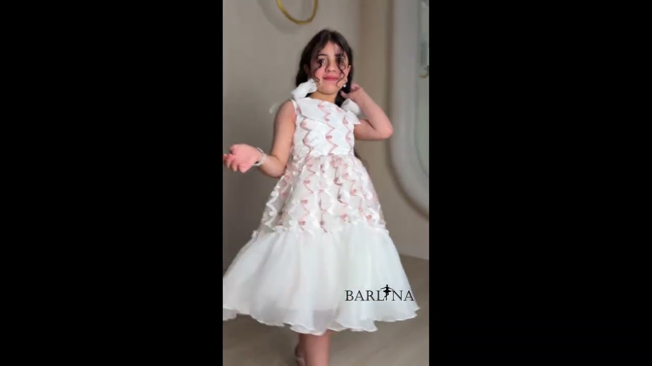 فستان بناتي أبيض بتطريزات متموجة - سنة