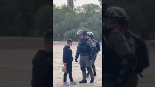 طفل فلسطيني أعزل يواجه جنود الاحتلال الإسرائيلي المدججين في الاقصى بكل شجاعة اشترك الآن shorts