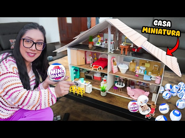 Vídeo relacionado con Casa de Muñecas Maleta con Muebles en Miniatura, Casa Miniatura con 2 Muñecas Flexibles, Dormitorio y Muebles de Cocina, Juguete Regalo para Niños y Niñas a Partir de 3 Años