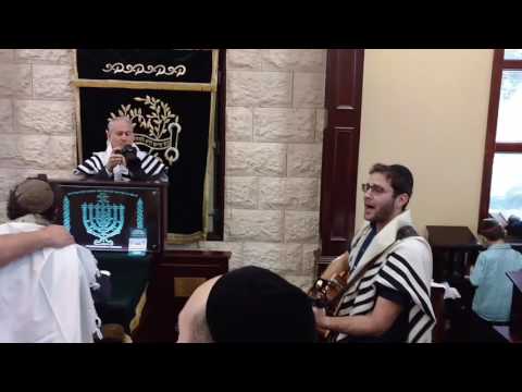 360 rotation of interior shul during hallel