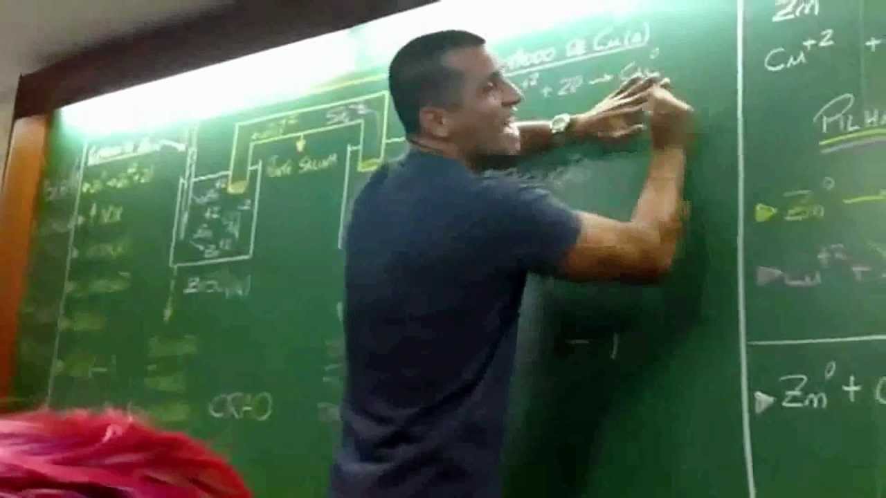 Professor dando aula com Funk (Aula de Química - Rap da Pilha)