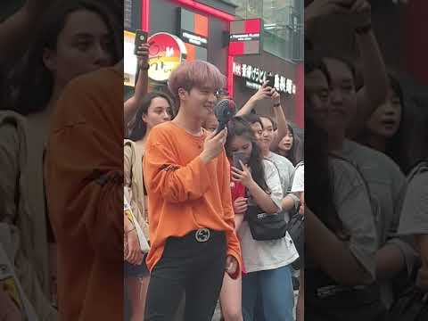 Taeyeong watching Hwani dancing - 12 July 2019