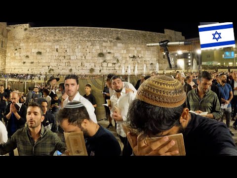 Beautiful 20,000 Jews Praying Selichot At The Western Wall 🇮🇱