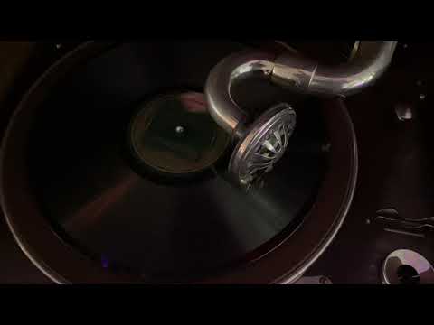 Mike Markel’s orchestra - Hi Ho The Merrio HMV 130 in costum Amsterdamse School cabinet 1930