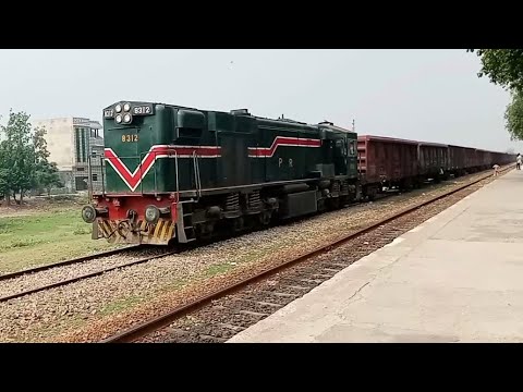 Chegada e partida do trem Millat Express e ZBKC | Estação Ferroviária Dinga City