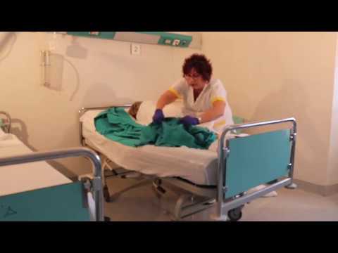 Cambio del letto con il paziente