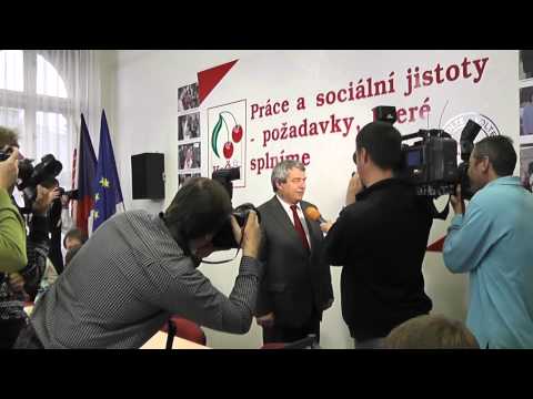 Vojtěch Filip, předseda ÚV KSČM poskytuje rozhovor televizní štábům