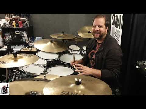 Open-handed or Cross-handed?