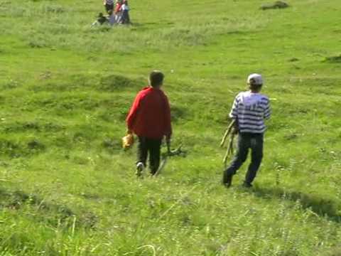 01 FOCUL DE RUSALII LA RÂCIU - COPIII DIN COMUNĂ ADUNĂ LEMNE