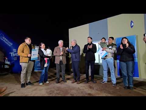 La sorpresa que cambió el día y la vida de dos familias de Navia: recibieron las llaves de su hogar