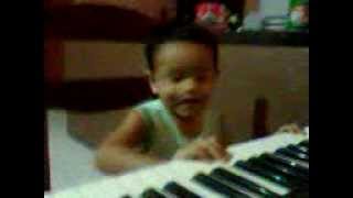 preview picture of video 'Bebê tocando teclado'