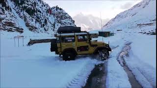 preview picture of video 'Toyota BJ40 (Devil's Love) Playing in Snow at Jalkhad,Naran,Pakistan'