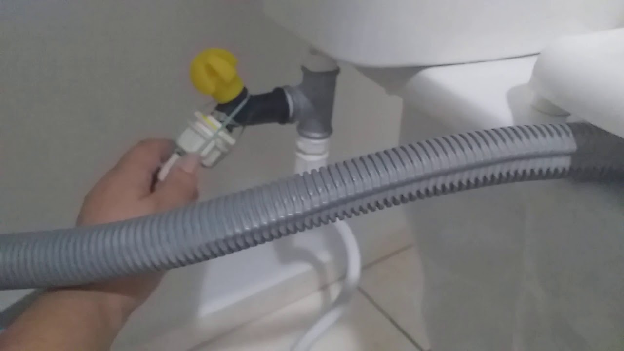 Instalação da máquina de lavar no banheiro.