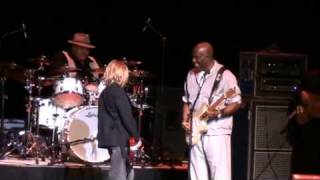 Young guitar player Nathan Gill, 11 years old, Plays the Blues with Buddy Guy