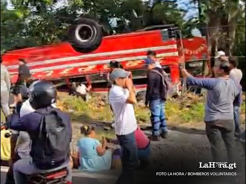 Bus de pasajeros vuelca en ruta de Siquinalá hacia Escuintla y una persona fallece tras accidente