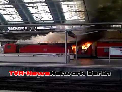 Brennende E - Lok im Berliner Ostbahnhof