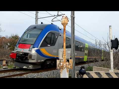 Passaggio a livello FS64 di Alberobello: transito R92046 Martina Franca-Putignano con ATR220.021.