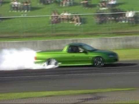 HOLDEN SS COMMODORE UTE V8 BURNOUT AT SUPERNATS 16 - 7/11/2010