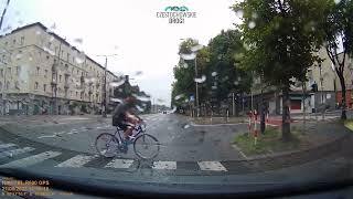  Rowerzysta bezmyślnie wjechał na czerwonym