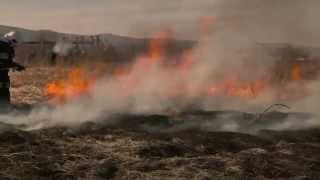 preview picture of video 'Podpalenie trawy przy Ceglanej w Bielawie'