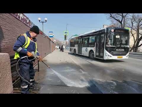 Дорожная служба и городские озеленители наводят порядок на улицах Владивостока после зимы.