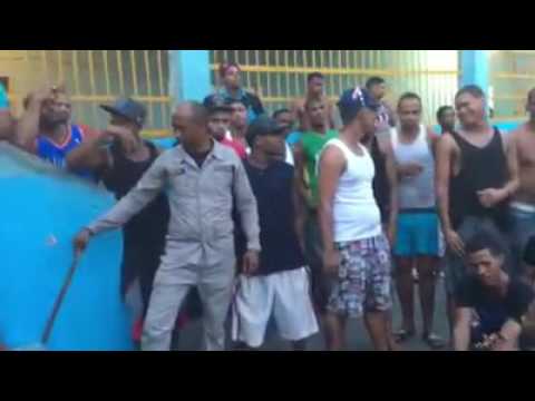 Reos entregan armas blancas en la cárcel del 15 de Azua