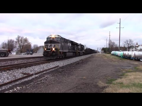Two NS Trains in Clymers, Indiana (NS 9391, NS 8913; NS 3632, NS 8018) (November 2016)