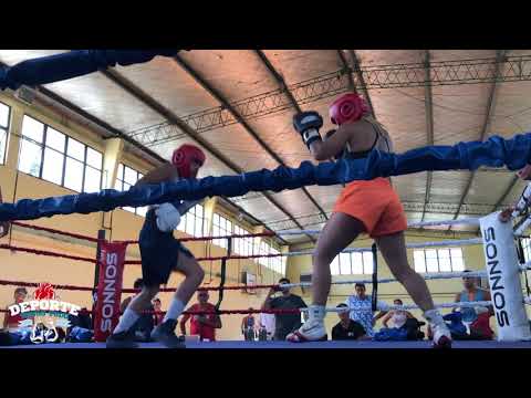 SOFIA ROBLES (PANTALÓN AZUL) VS YESICA BOPP (PANTALÓN NARANJA). GUANTEO.