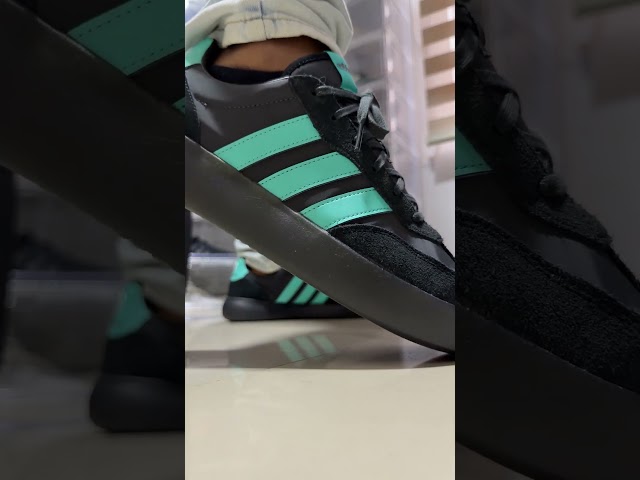 Vídeo relacionado con adidas Uomo Mercedes - AMG Petronas Formula 1 Team DNA Full Zip Hoody, Black/Semi Mint Rush, XL