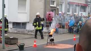 preview picture of video 'Feuerwehr Erkrath Fettbrand-Vorführung 29.05.2014'