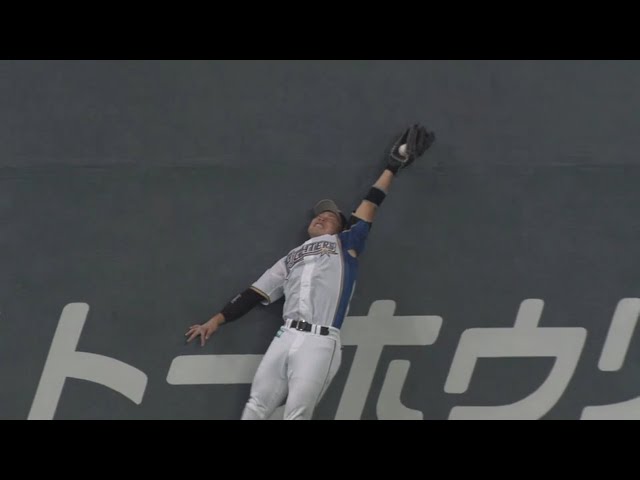 【4回表】ファイターズ・近藤 決死のジャンプでフェンスギリギリの打球をナイスキャッチ!! 2018/9/20 F-H