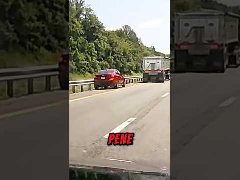 Un conductor imprudente recibió su merecido karma instantáneo por querer saltarse el atasco